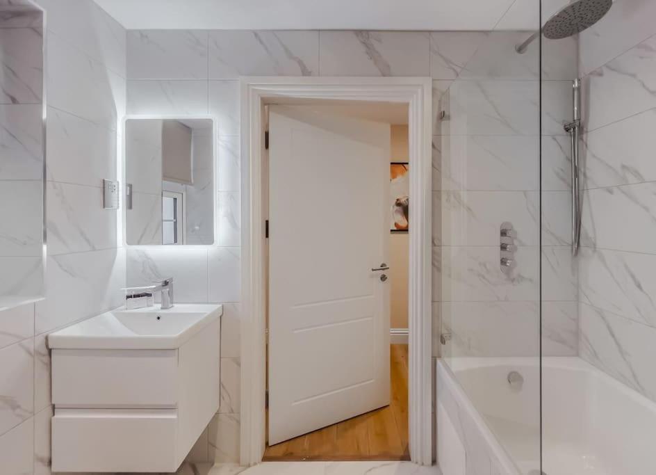 1Br Gem, Private Parking Apartment Уиндзор Екстериор снимка