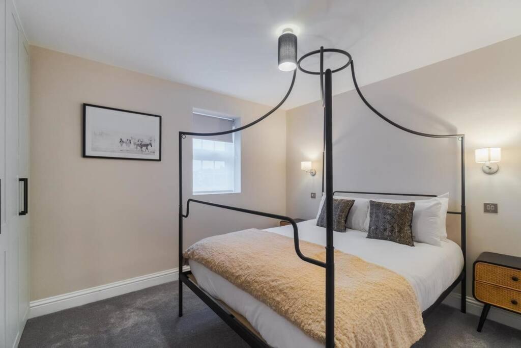 1Br Gem, Private Parking Apartment Уиндзор Екстериор снимка