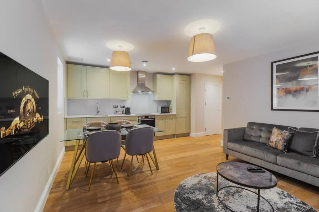 1Br Gem, Private Parking Apartment Уиндзор Екстериор снимка